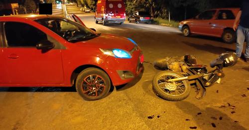 COLISÃO ENTRE CARRO X MOTO DEIXA NOTOCICLISTA FERIDO NA AVENIDA DAHNE DE ABREU EM HORIZONTINA.