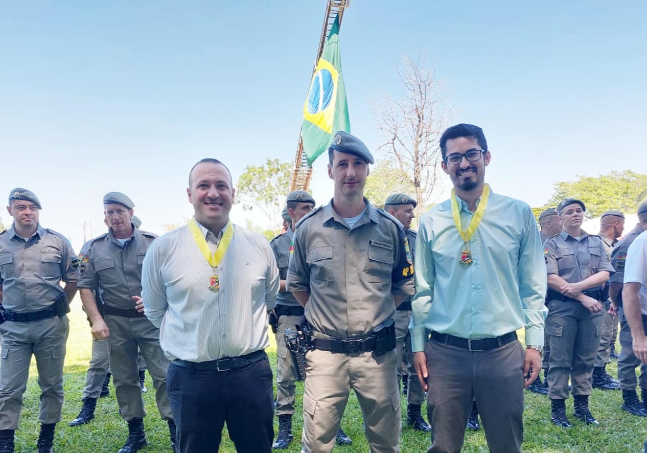 Prefeito Jonas Fernando e Gerente Sicredi União Jonas Zalamena reconhecidos como amigos da Brigada Militar