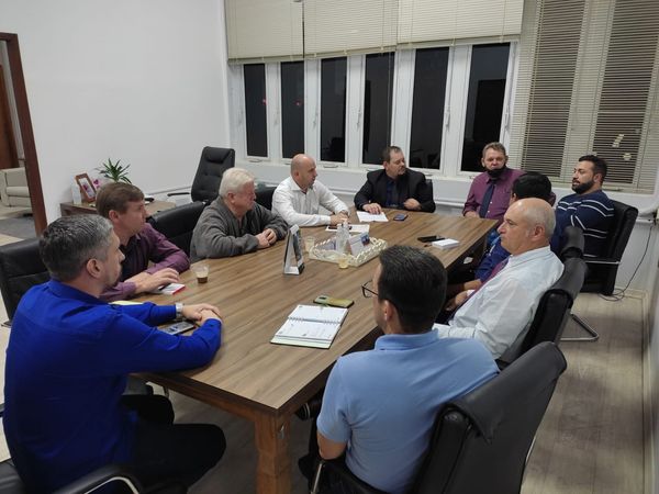 REUNIÃO ENTRE VEREADORES E GOVERNO MUNICIPAL COM HOSPITAL ENCAMINHA SOLUÇÃO PARA AMPLIAÇÃO DO ATENDIMENTO MÉDICO DE EMERGÊNCIA