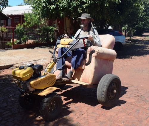 HOMEM ADAPTA SOFÁ A TRATORITO EM CRISSIUMAL E VIRALIZA!!!