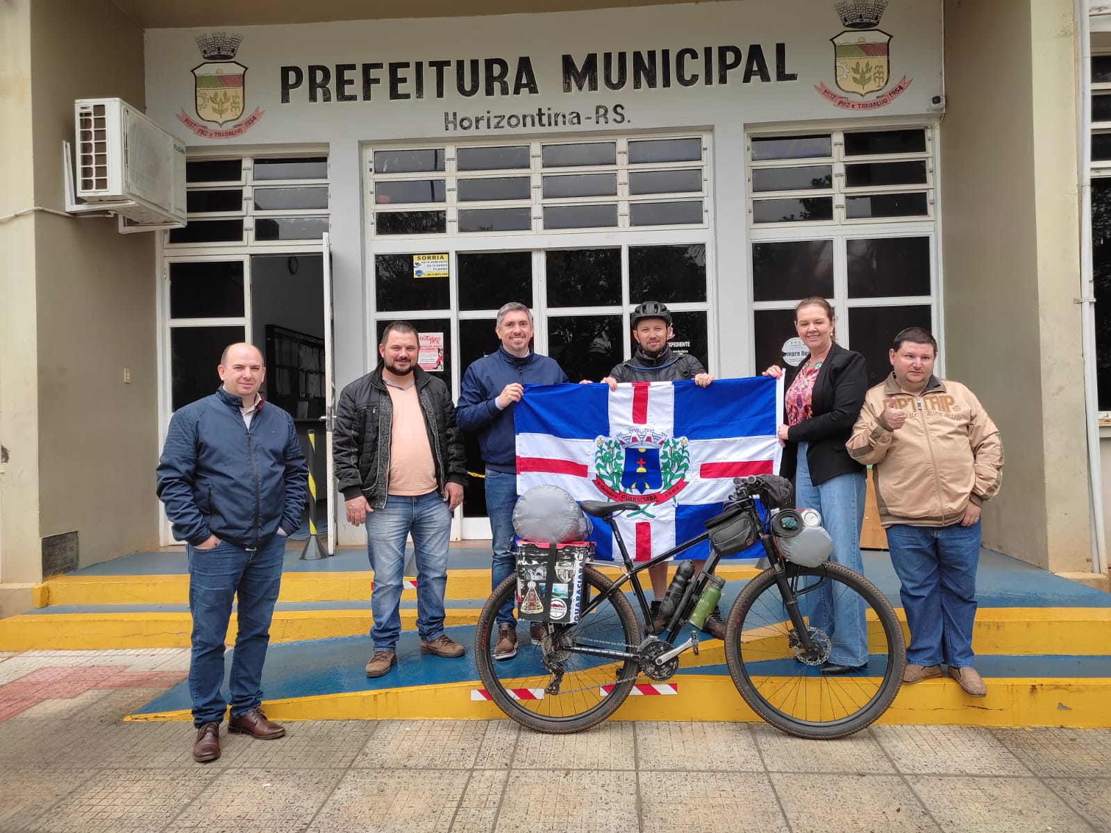 Ciclista que percorre o Brasil visita Horizontina