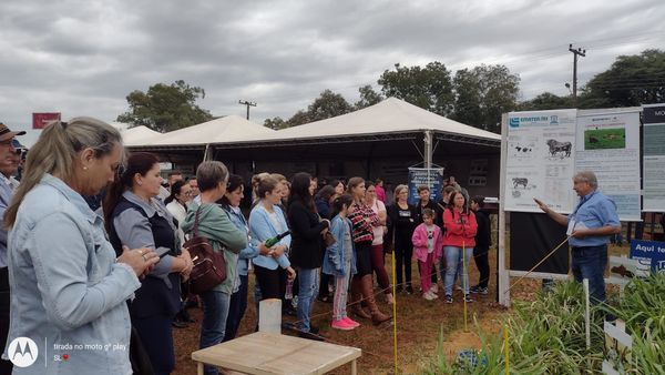 MULHERES AGRICULTORAS DE HORIZONTINA PRESTIGIAM A FENASOJA Festival de Pratos e Derivados de Soja e estações da agricultura foram visitadas