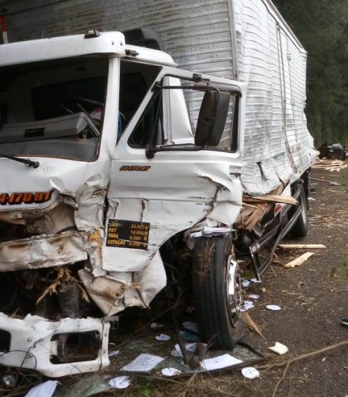 Carga de madeira tomba em cima de caminhão de Crissiumal na BR 386