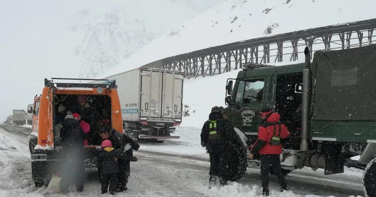 Nevasca na Cordilheira dos Andes retém caminhoneiros gaúchos