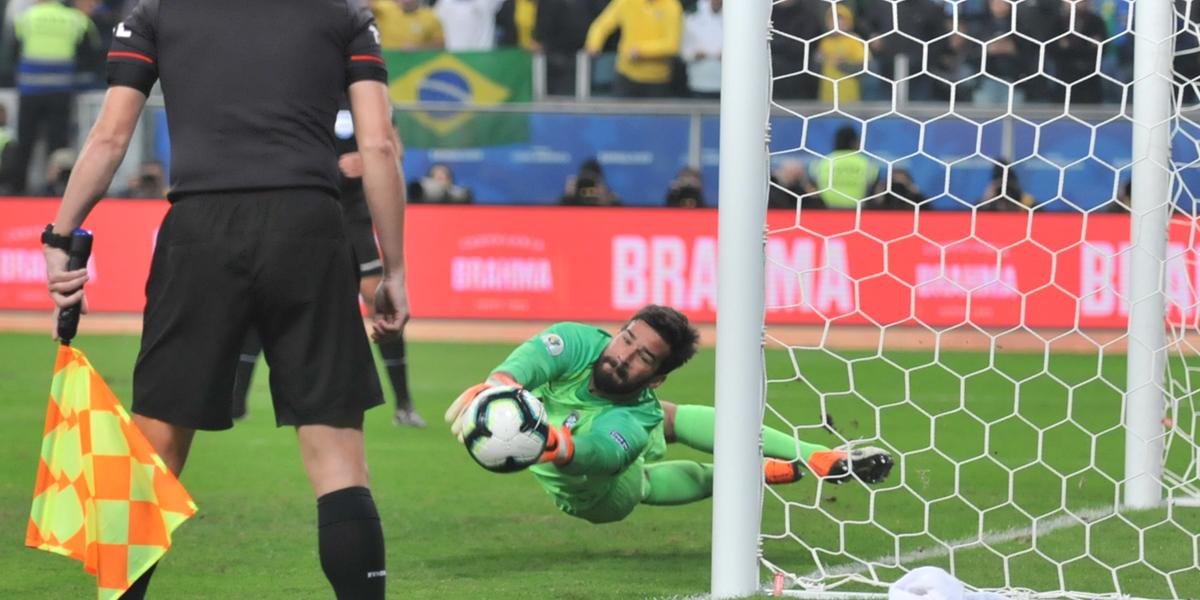 Alisson defende pênalti, mas exalta companheiros: