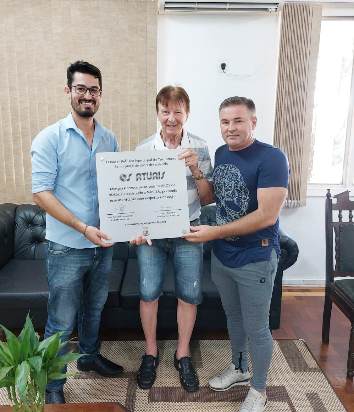 Prefeito Jonas Fernando Recebe Ivar Costa da Banda Os Atuais e Presta Homenagem em nome do Município