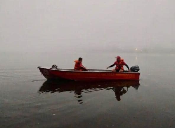 BARCO NAUFRAGA COM SEIS PESSOAS NO RIO URUGUAI EM PORTO XAVIER.