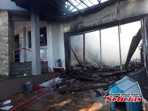 Uma casa ficou destruída por incêndio na tarde desta sexta-feira (28),