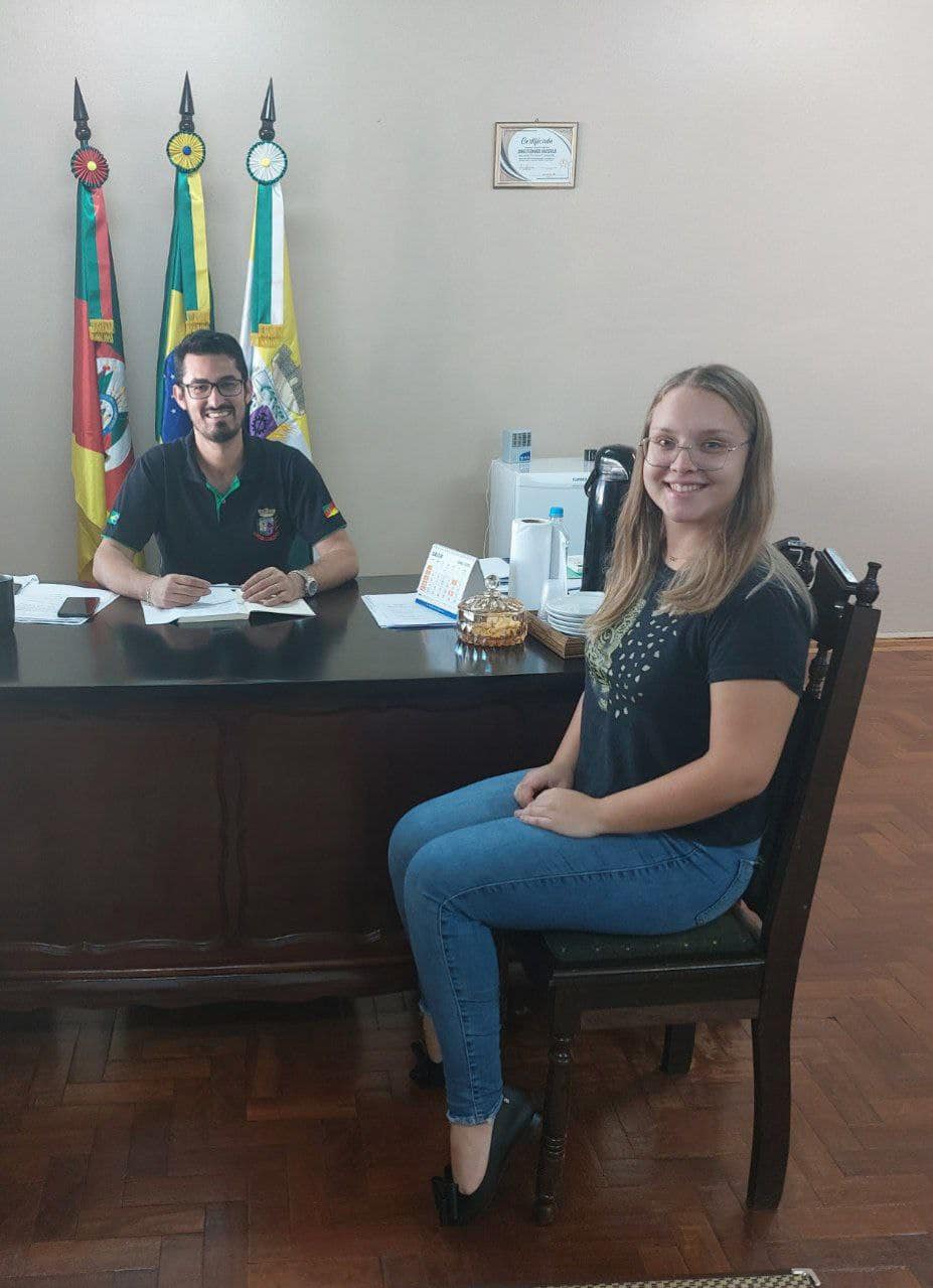 ADMINISTRAÇÃO MUNICIPAL SEGUE OPORTUNIZANDO ESTUDANTES, SÃO 18 JOVENS OPORTUNIZADOS A ESTAGIAR