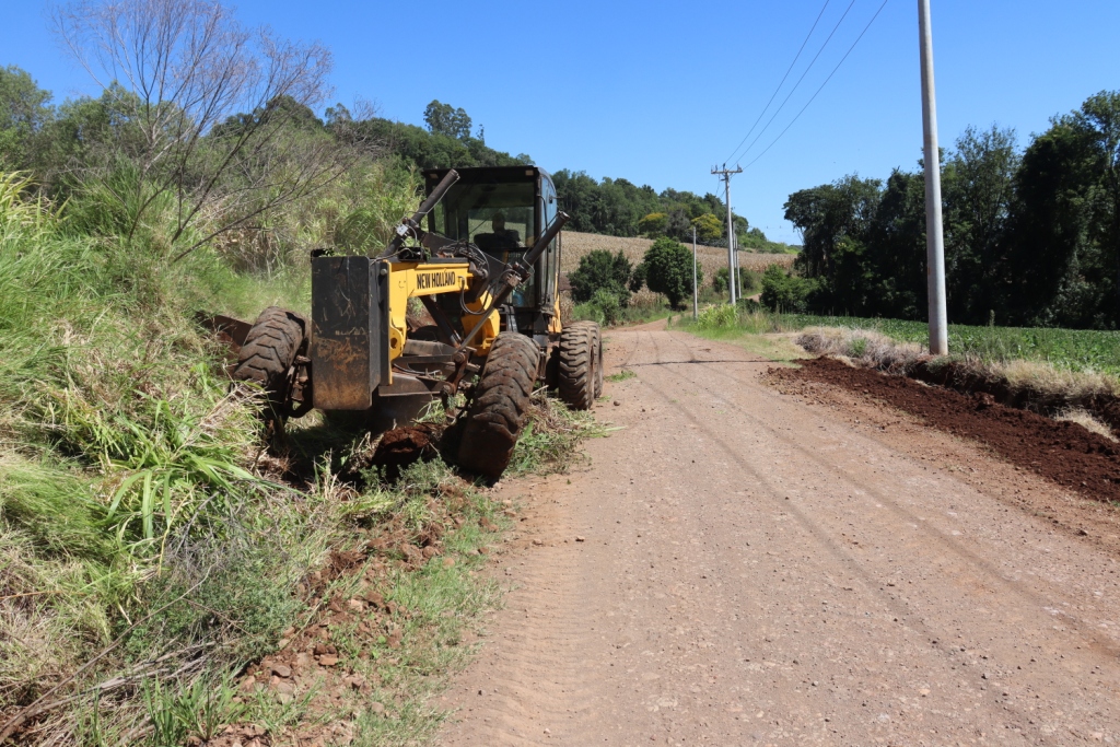 A Prefeitura Municipal de Novo Machado, através da Secretaria de Obras, está realizando melhorias na estrada principal em Três Pedras. Diversos pontos foram atendidos desde o início da semana.