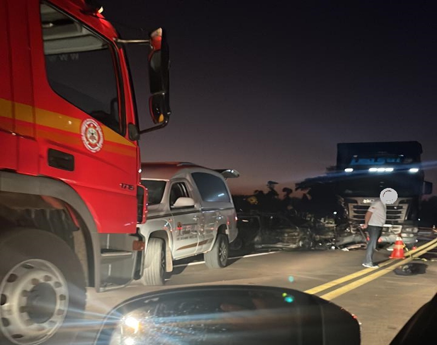 NOVA TRAGÉDIA NO TRÂNSITO DA REGIÃO: Motorista morre carbonizado após colisão frontal com caminhão na RS-342, em Horizontina.