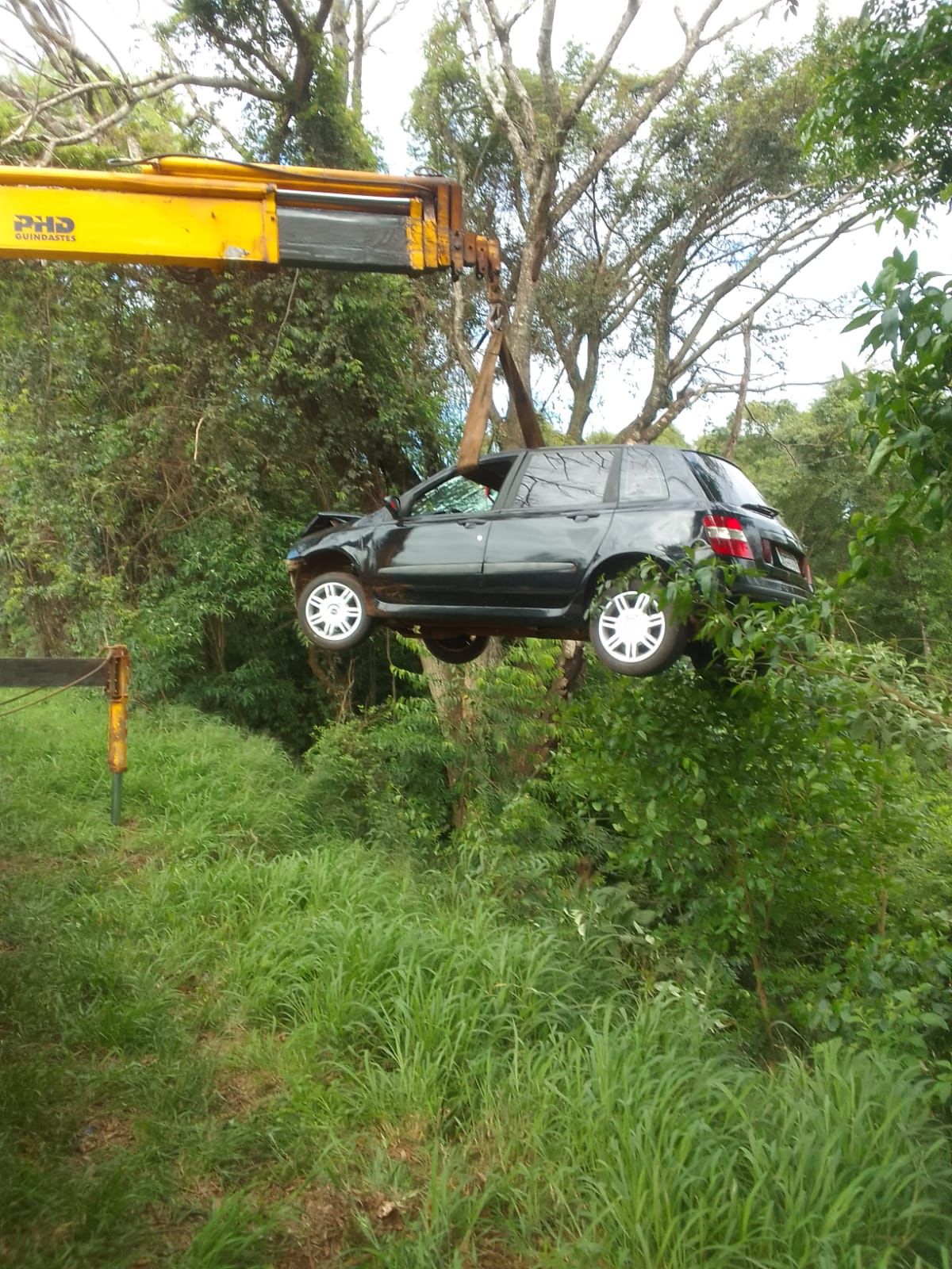 CARRO DESPENCA DE BARRANCO DE 10 METROS PRÓXIMO AO PARQUE DE EXPOSIÇÕES DE SANTA ROSA