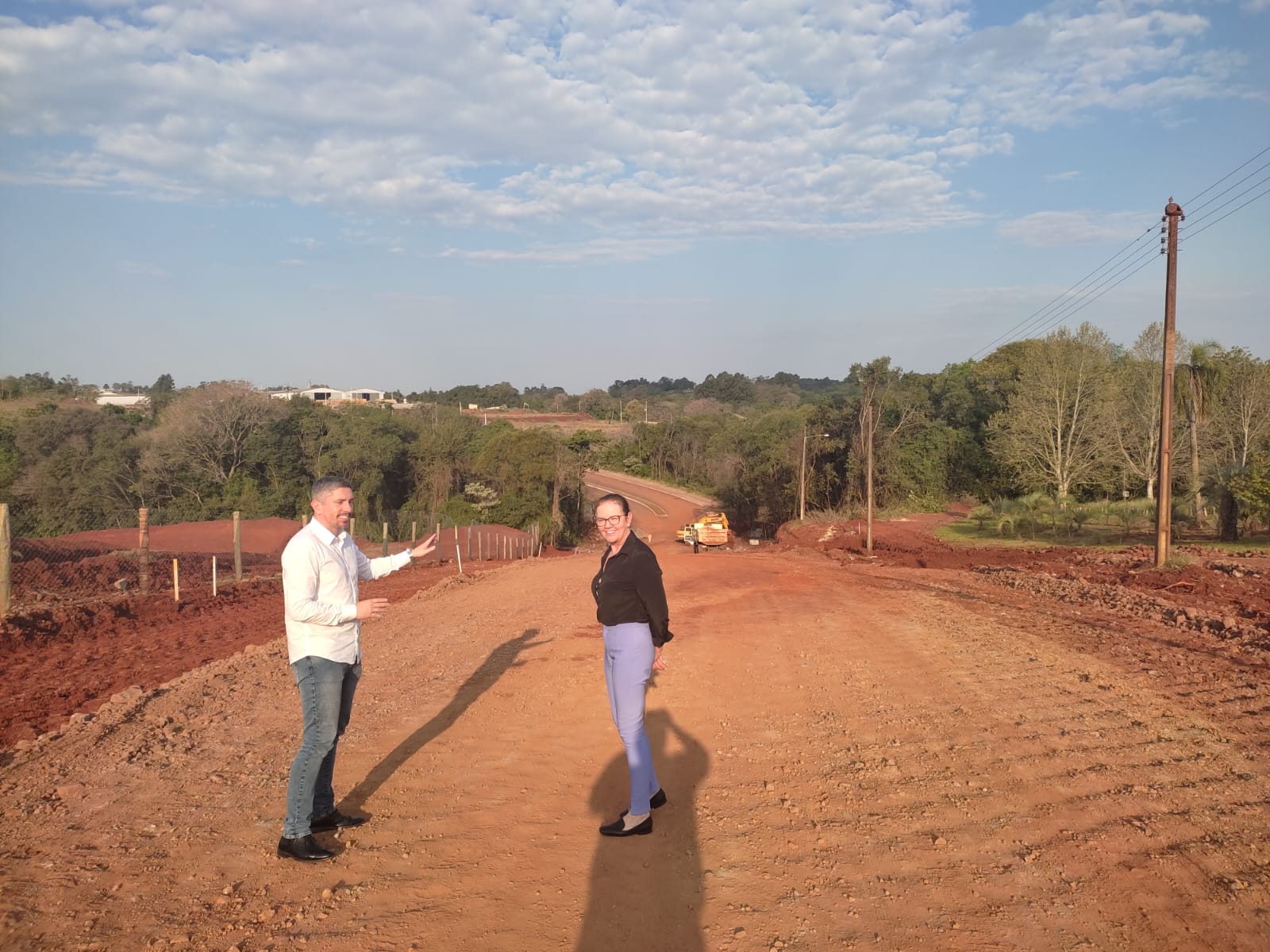 ​PREFEITO E VICE CONFEREM OBRA DE CONEXÃO DAS AVENIDAS LEONEL BRIZOLA E IPÊS