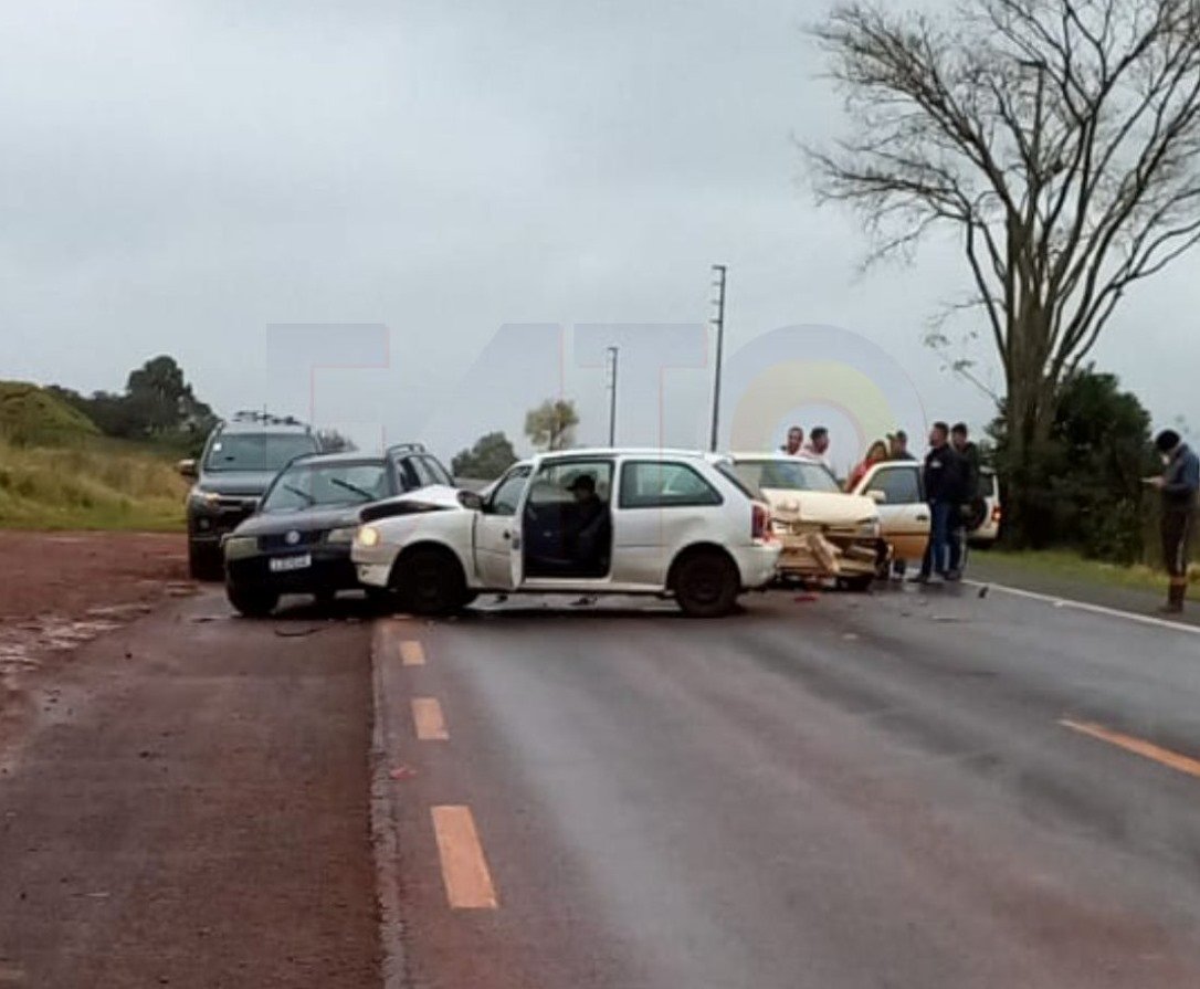 ACIDENTE ENVOLVE TRÊS VEÍCULOS NA BR 472 EM SANTA ROSA