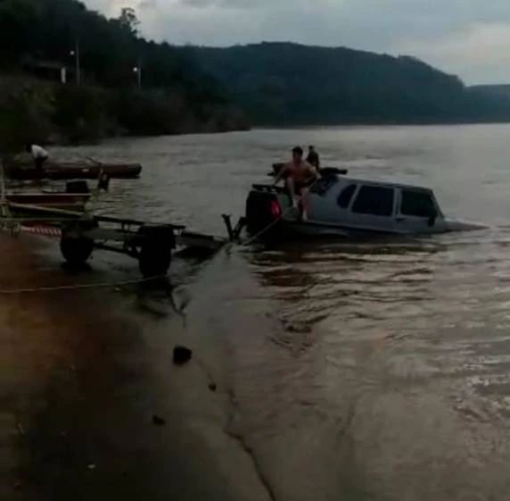 Caminhonete é resgatada depois de cair no leito do Rio Uruguai em Porto Mauá