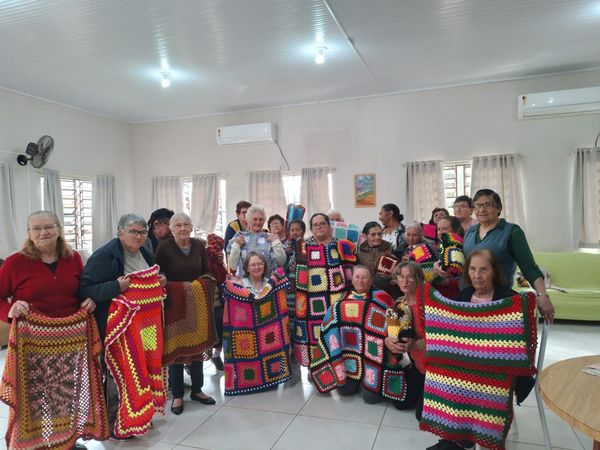 GRUPO DE SENHORAS REPASSA DOAÇÕES PARA CENTRO DE CONVIVÊNCIA SANTA LUZIA