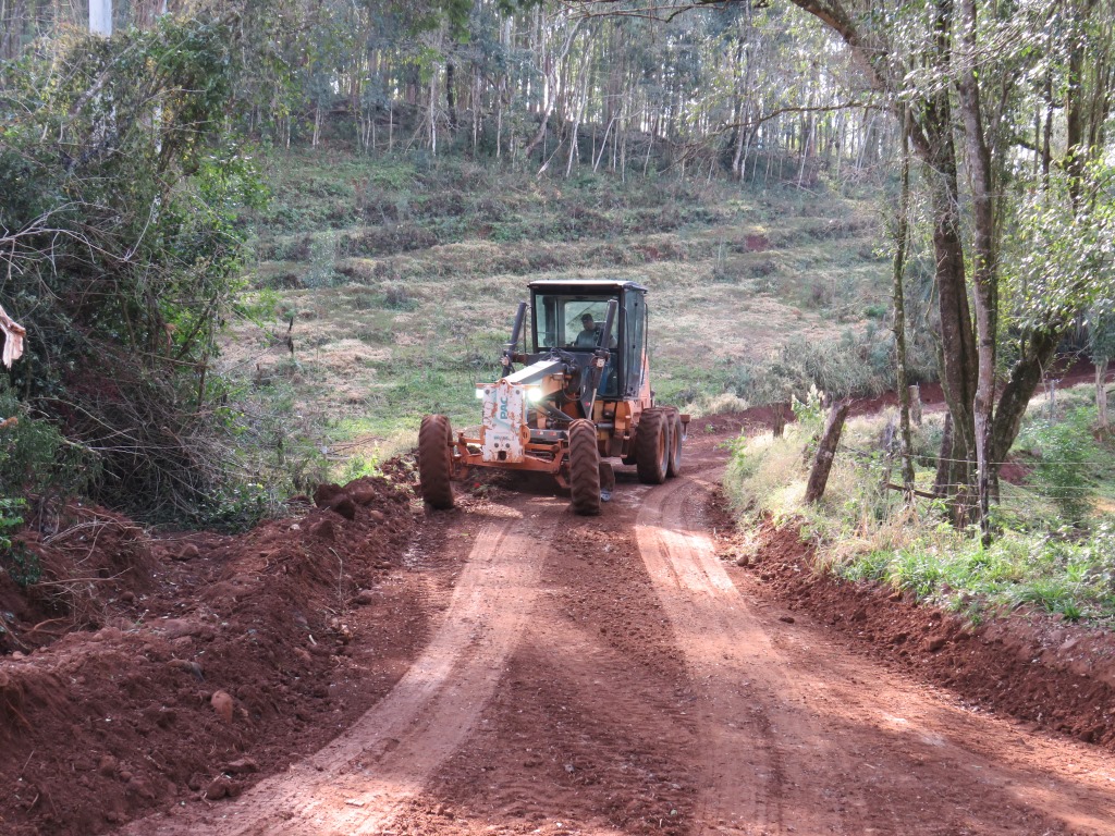 Prefeitura de Novo Machado realiza manutenções em estradas