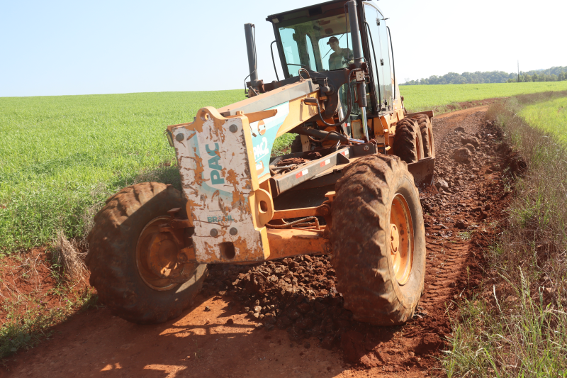 RECONSTRUÇÃO DE BUEIROS, PATROLAMENTO, COMPACTAÇÃO FORAM ALGUMAS DAS ATIVIDADES DESEMPENHADAS EM LAJEADO LIMOEIRO NESTE INÍCIO DE SEMANA