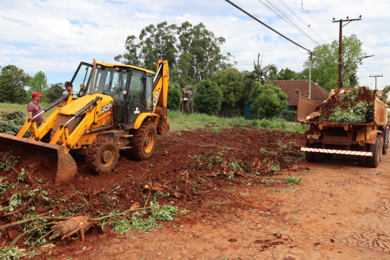 PREFEITURA INICIA OBRA PARA CONSTRUÇÃO DE PASSEIO PÚBLICO EM VILA PRATOS NA AVENIDA QUE SERÁ PAVIMENTADA.