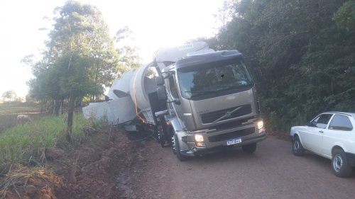 Tubos de concreto despencam de carroceria de caminhão no interior de Crissiumal