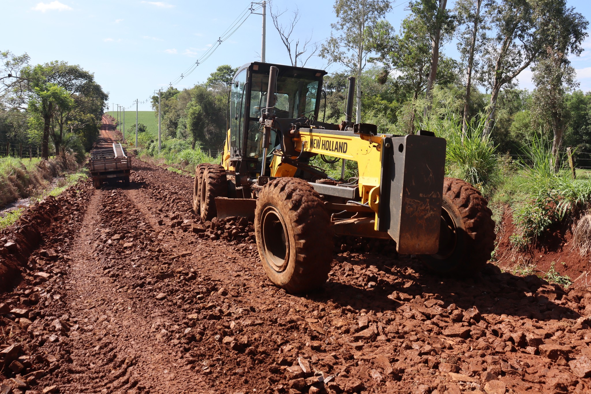 Secretaria de Obras trabalhou na estrada principal sentido Vila Pratos/Dr. Maurício Cardoso.