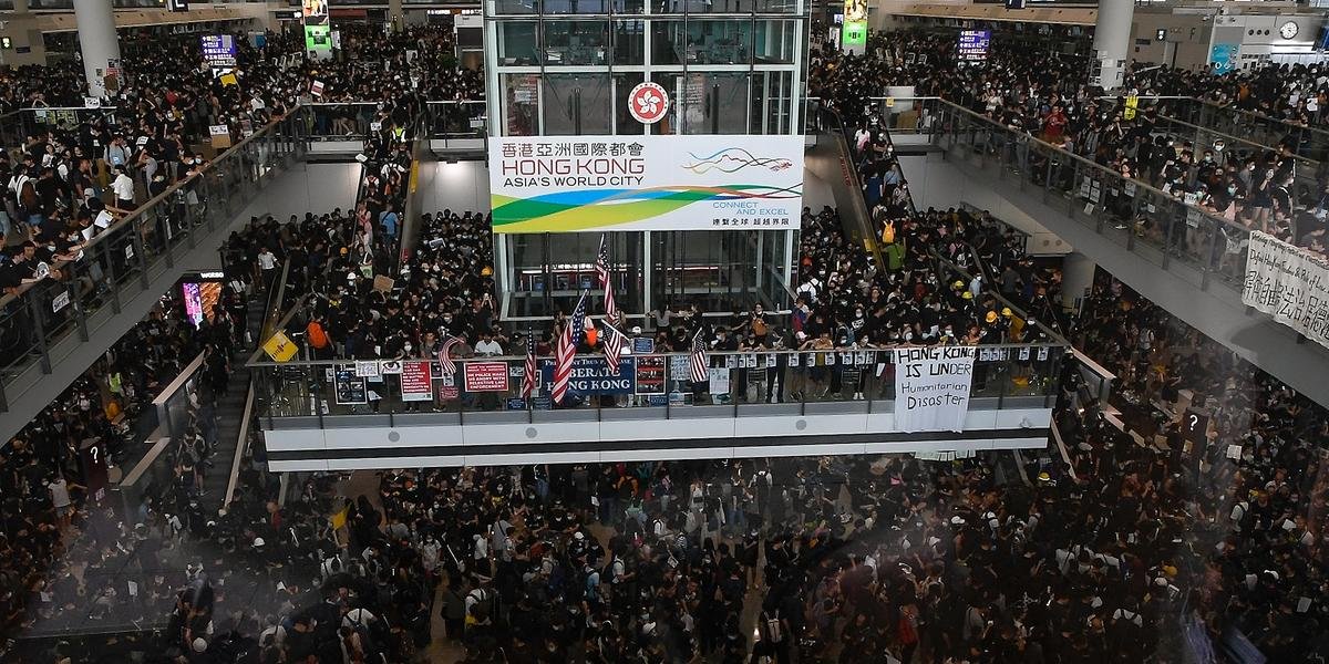 Aeroporto de Hong Kong cancela voos por protestos