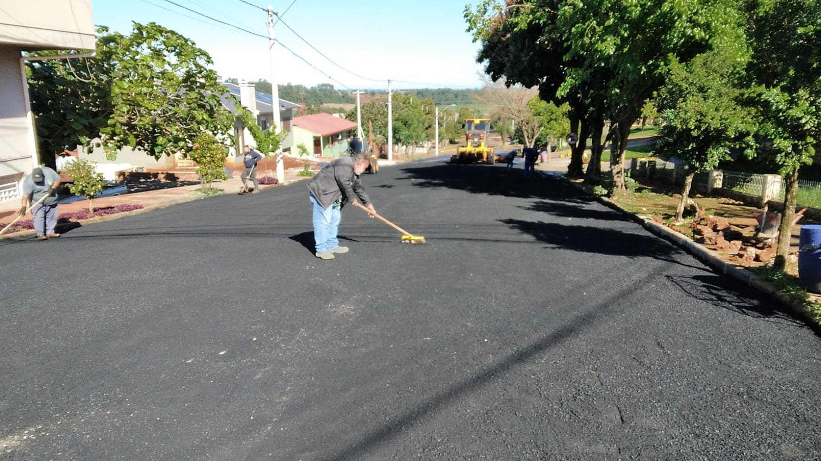 SMILT EXECUTA OBRA DE PAVIMENTAÇÃO EM TRECHO DA RUA QUINZE DE NOVEMBRO