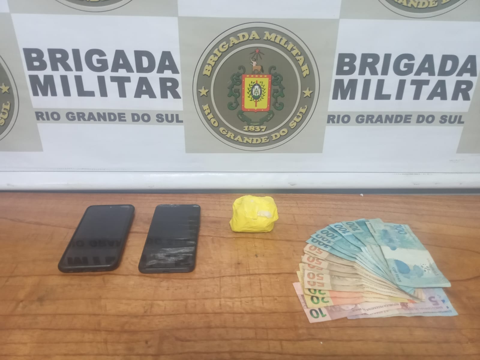 Brigada Militar de Horizontina prende dois indivíduos pelo cometimento do crime de tráfico de entorpecentes.