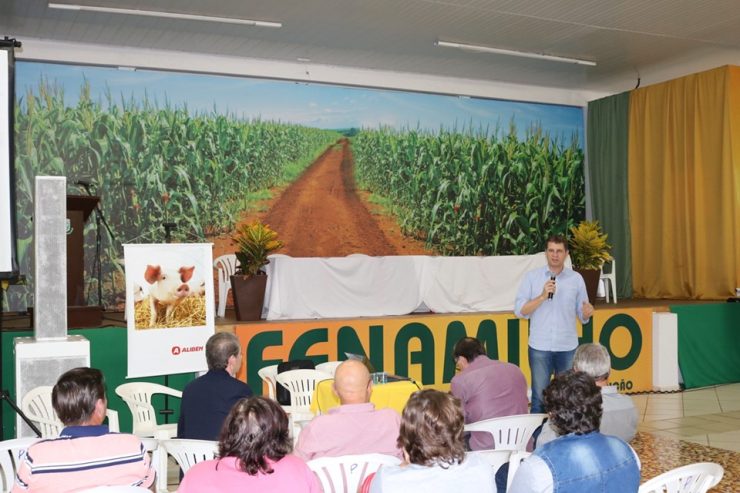 Suinocultura é tema de audiência durante a Fenamilho, em Santo Ângelo