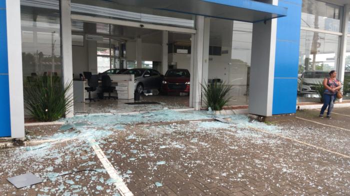 Ladrões invadem concessionária, quebram vitrine com carro e levam cinco veículos zero-quilômetro