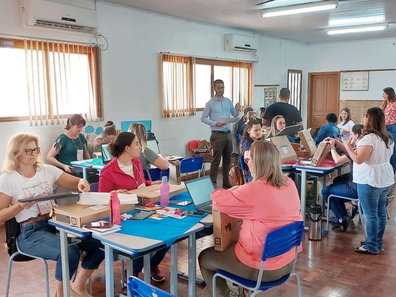 Administração Municipal de Tucunduva, realizou a entrega de diversos Notebooks aos Professores da Rede Municipal de Ensino