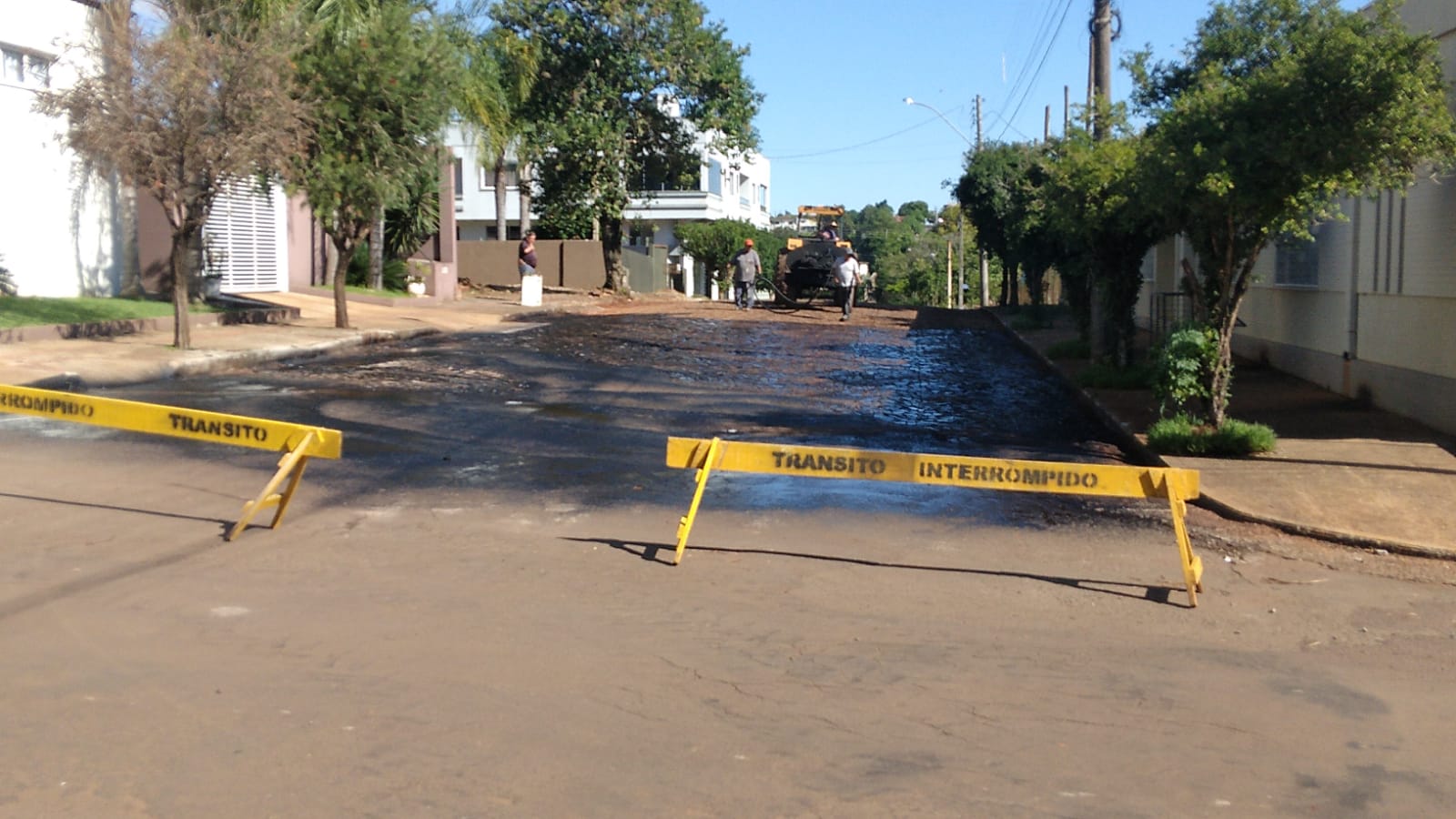 E O ASFALTO CHEGA A MAIS UMA QUADRA NA RUA DA CONCEIÇÃO REGIÃO CENTRAL DA CIDADE