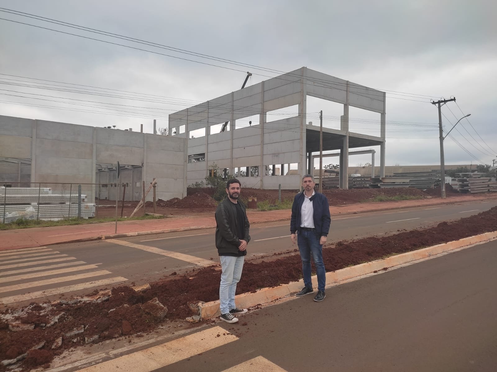 OBRAS DE ILUMINAÇÃO DE LED NA EXTENSÃO DA AVENIDA DAHNE DE ABREU EM ANDAMENTO