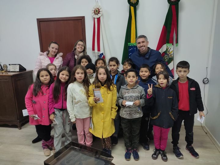 ALUNOS DO TERCEIRO ANO DA ESCOLA BELA UNIÃO VISITAM GABINETE DO PREFEITO