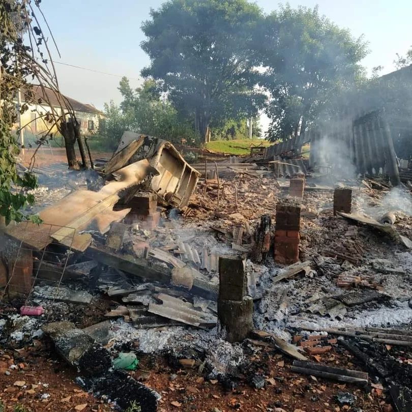 Novas imagens do incêndio que destruiu a antiga escola da localidade da Barra do Lajeado Grande.