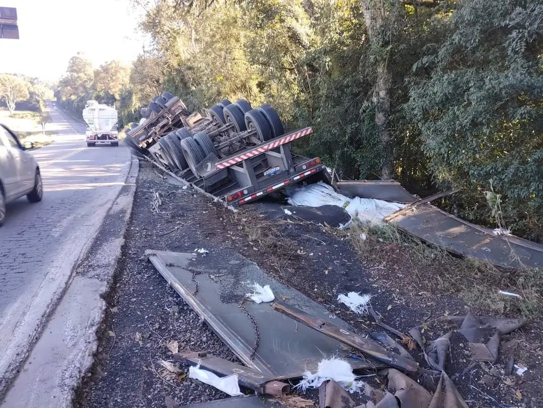 CARRETA TOMBA ENTRE PASSO FUNDO E MARAU