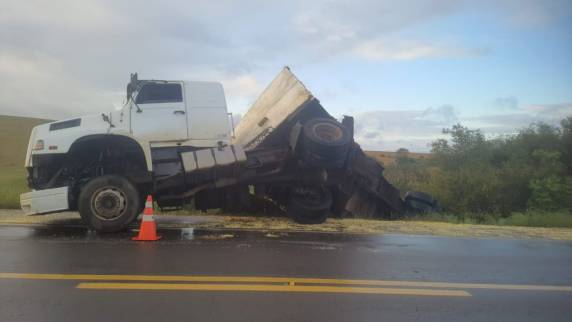 VEJA - Carreta tomba após acostamento ceder na BR-285 entre Carazinho e Passo Fundo 🚨🚨