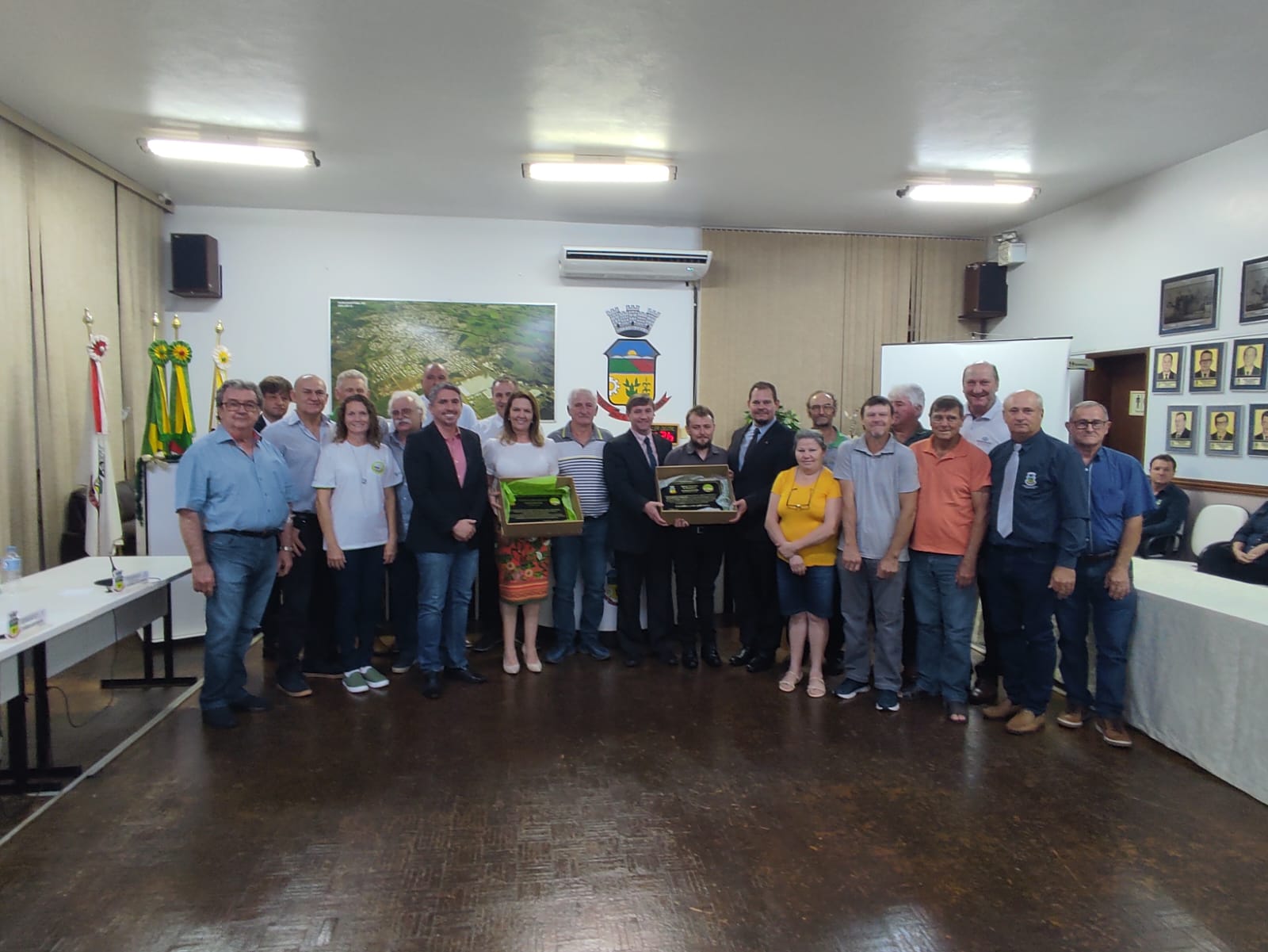 PREFEITO JONES CUNHA E VICE-PREFEITA ZULEICA WEHNER PARTICIPAM DE SESSÃO SOLENE QUE HOMENAGEOU AGRICULTURA FAMILIAR