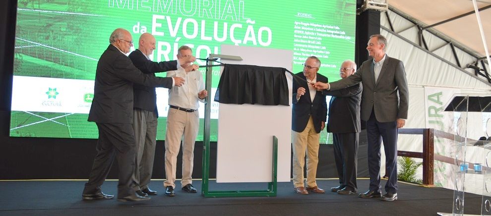 John Deere e parceiros lançam pedra fundamental