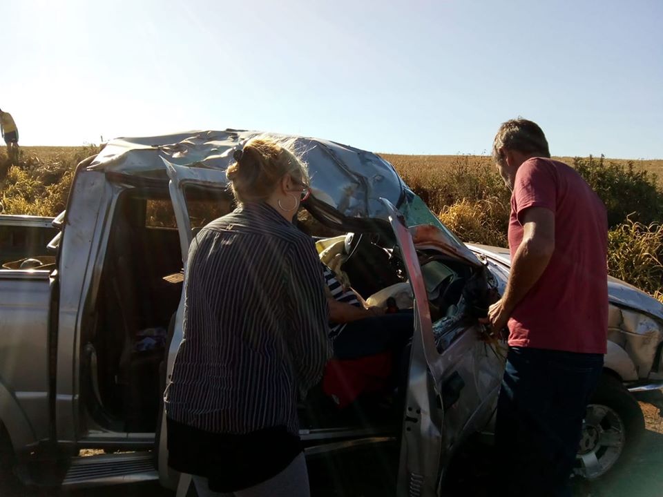 Buraco na pista causa acidente e interrompe viagem de família